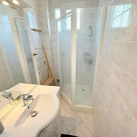 Les Arenes De - Centre 10 Min Gare -parking- 2 *