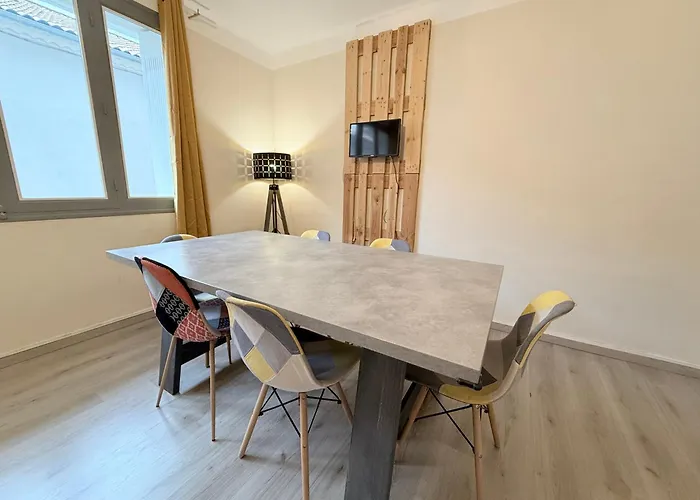 Les Arènes De - Centre 10 Min Gare -parking- 2 *